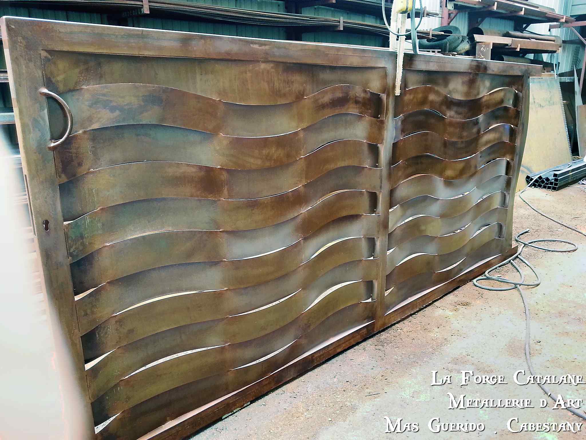 Portail tole effet lames  tresses vannerie  forge catalane.jpg